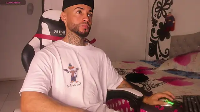 Snapshot of BruceNixon chatting on 22, 10, 2025 BruceNixon online show from 22, 10, 2025