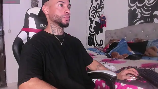 Snapshot of BruceNixon chatting on 23, 10, 2025 BruceNixon online show from 23, 10, 2025