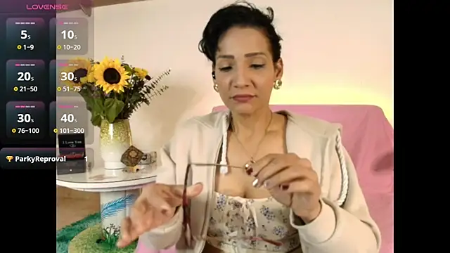 Elliee  online show from 18, 2, 2025