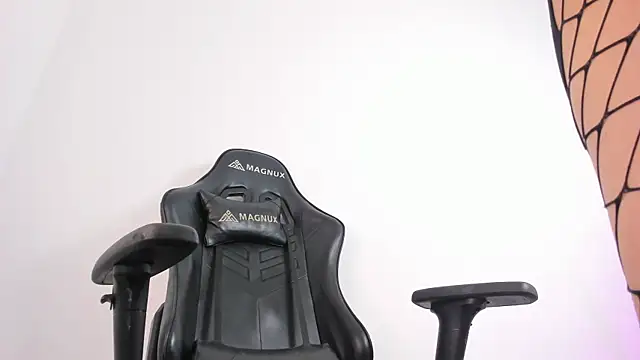 Snapshot of selena_robertss_ chatting on 18, 10, 2025 selena robertss online show from 18, 10, 2025