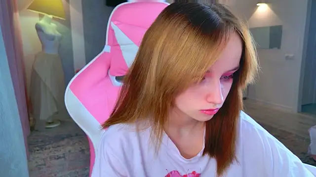 b4by LoL1 online show from 2, 12, 2025