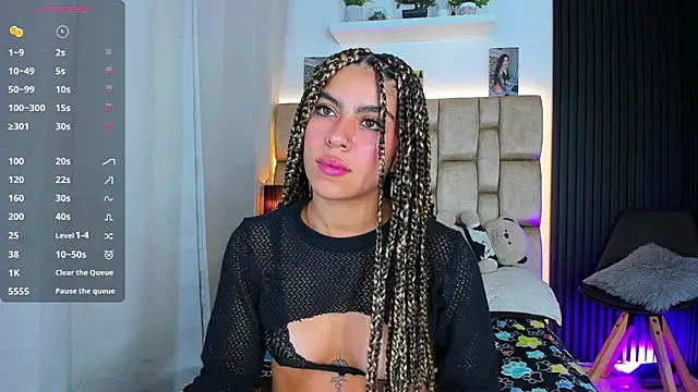 Snapshot of little_sophie18 chatting on 18, 10, 2025 little sophie18 online show from 18, 10, 2025