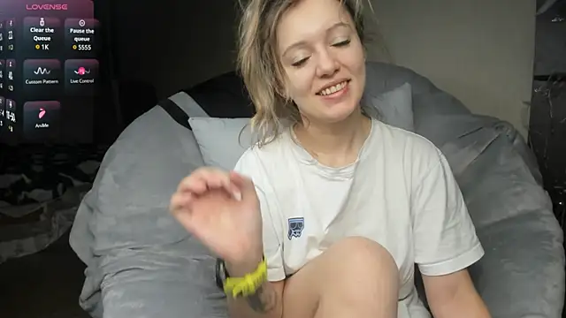 foxy blond online show from 5, 3, 2025