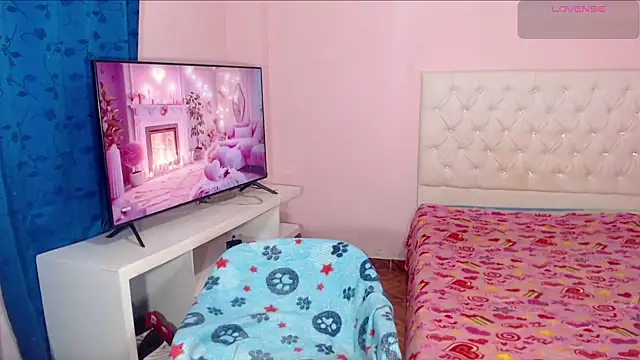 Snapshot of DannaDocell chatting on 8, 3, 2025 DannaDocell online show from 8, 3, 2025