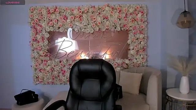 Snapshot of DolcieElliot chatting on 7, 1, 2025 DolcieElliot online show from 7, 1, 2025