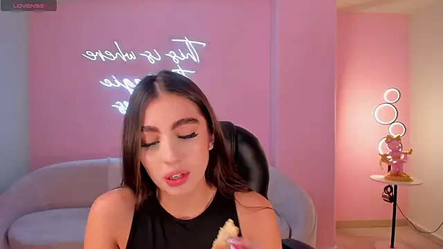 Snapshot of DolcieElliot chatting on 25, 2, 2025 DolcieElliot online show from 25, 2, 2025