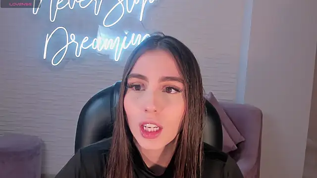 Snapshot of DolcieElliot chatting on 4, 3, 2025 DolcieElliot online show from 4, 3, 2025