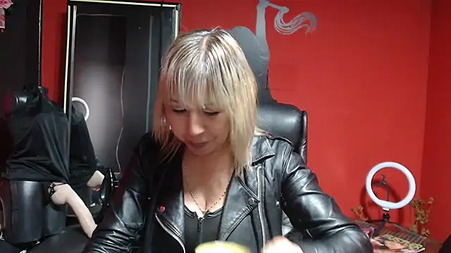 KLOE PIELL online show from 1, 12, 2025