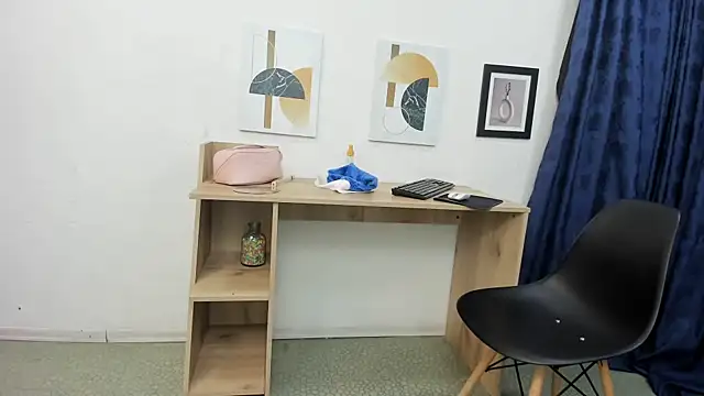 Snapshot of Emma_Jnes chatting on 23, 12, 2024 Emma Jnes online show from 23, 12, 2024