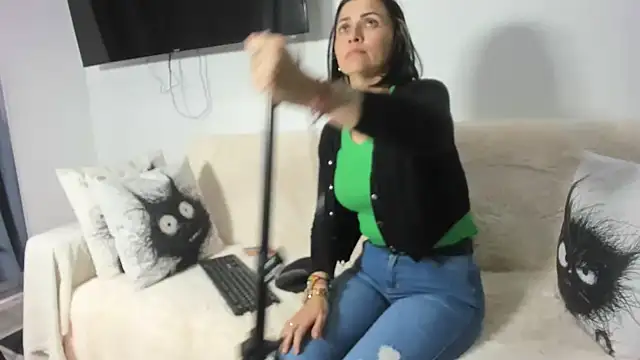 Snapshot of Emma_Jnes chatting on 25, 2, 2025 Emma Jnes online show from 25, 2, 2025