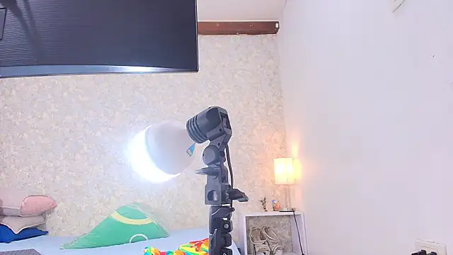 nicol f online show from 31, 10, 2025