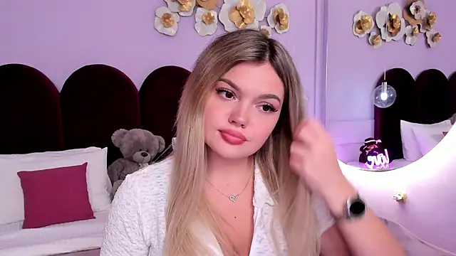 Snapshot of ZaraBloom chatting on 6, 10, 2025 ZaraBloom online show from 6, 10, 2025