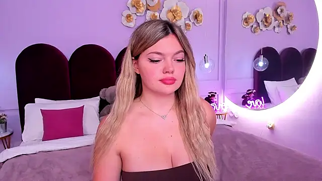 Snapshot of ZaraBloom chatting on 15, 10, 2025 ZaraBloom online show from 15, 10, 2025