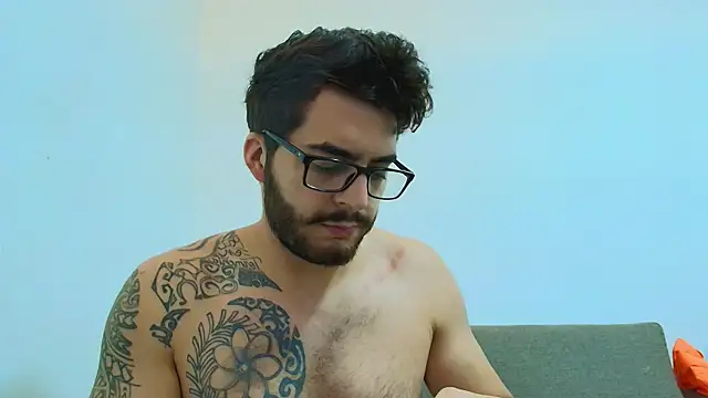 Snapshot of thomas_gun chatting on 1, 3, 2026 thomas gun online show from 1, 3, 2026