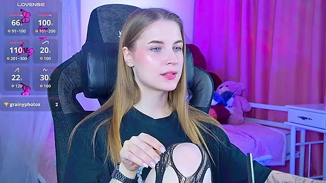 Snapshot of CuteMousee chatting on 15, 9, 2025 CuteMousee online show from 15, 9, 2025