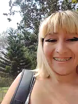 Snapshot of florecita9 chatting on 5, 2, 2025 florecita9 online show from 5, 2, 2025