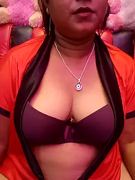 Snapshot of ella_mariya chatting on 8, 10, 2025 ella mariya online show from 8, 10, 2025