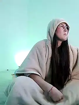 Elle Lee  online show from 11, 12, 2024