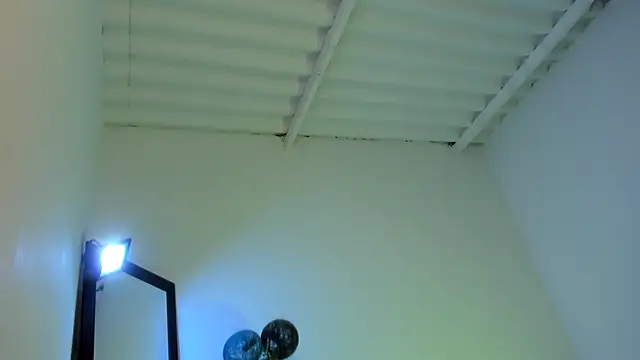 Elle Lee  online show from 24, 12, 2024