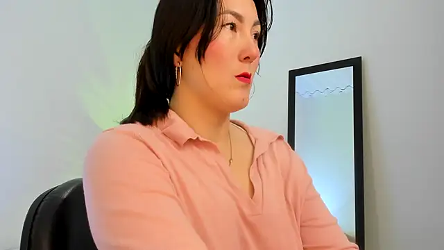 Elle Lee  online show from 4, 1, 2025