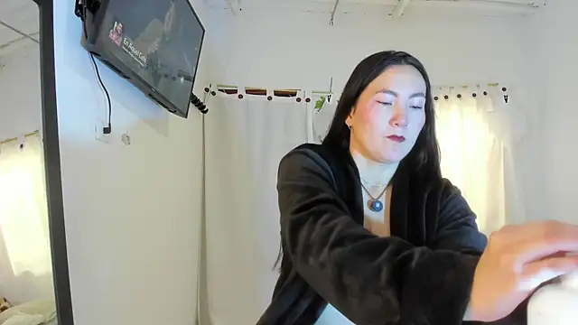 Elle Lee  online show from 7, 10, 2025