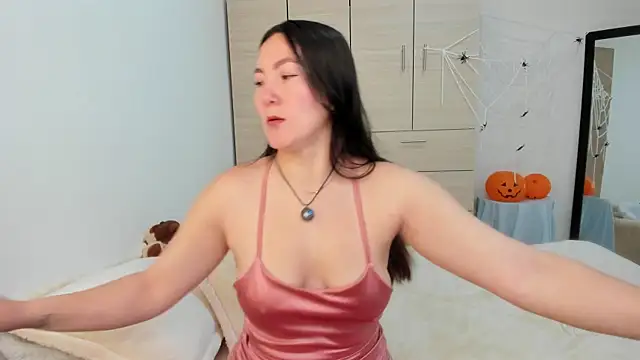 Elle Lee  online show from 13, 10, 2025