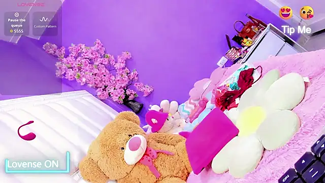 Catt Alexxa online show from 4, 10, 2025