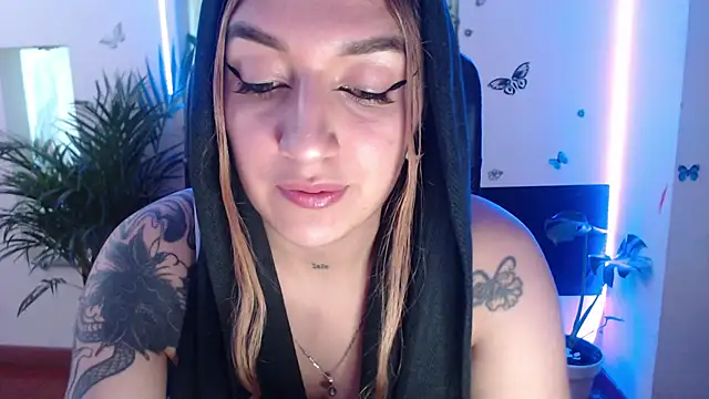 Snapshot of Lia-mitch chatting on 10, 9, 2025 Lia-mitch online show from 10, 9, 2025