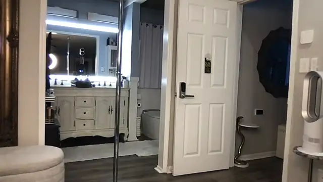 Snapshot of curvyfunlover chatting on 15, 10, 2025 curvyfunlover online show from 15, 10, 2025