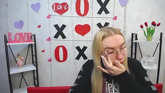 BeatriceFly online show from 2, 2, 2025