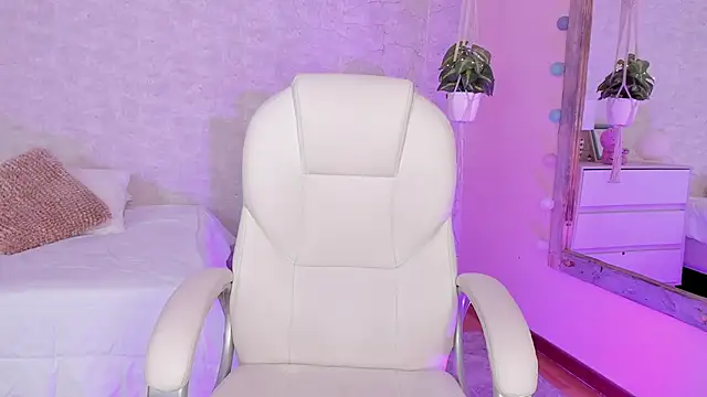 DahianaWalcott online show from 4, 12, 2024