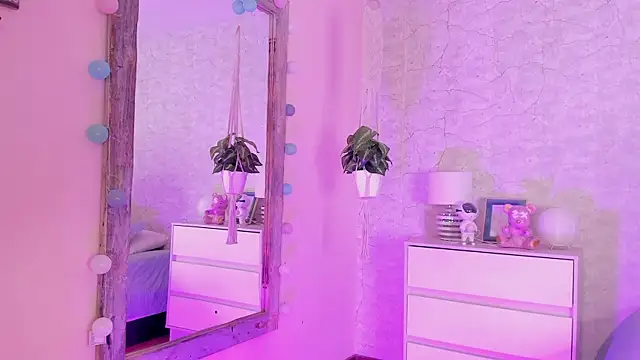 DahianaWalcott online show from 7, 12, 2024