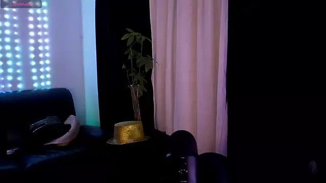 Snapshot of DamienSliick chatting on 24, 11, 2025 DamienSliick online show from 24, 11, 2025