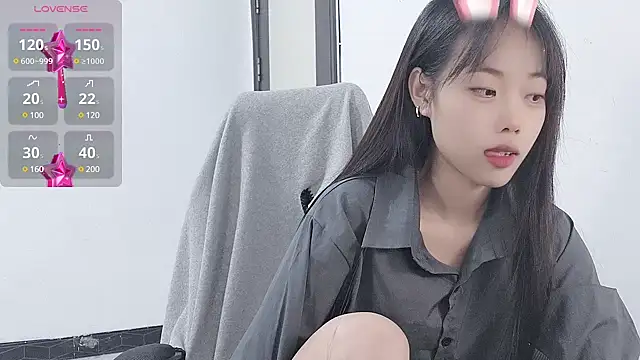 Snapshot of Lvy--v chatting on 12, 12, 2024 Lvy--v online show from 12, 12, 2024