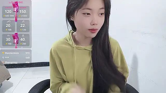 Snapshot of Lvy--v chatting on 9, 1, 2025 Lvy--v online show from 9, 1, 2025