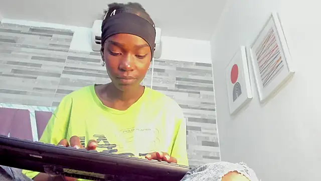 Snapshot of ebony_march chatting on 29, 10, 2025 ebony march online show from 29, 10, 2025