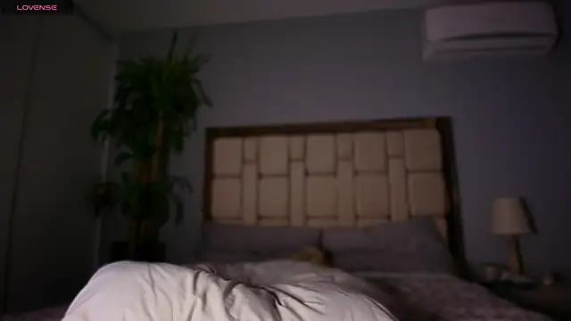 auroracaruso11 online show from 22, 1, 2025