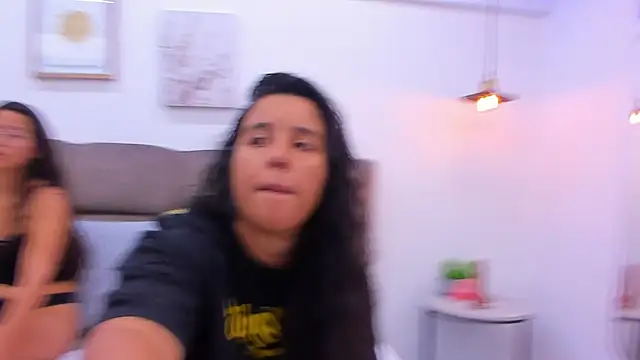 Dilan y Mia online show from 8, 2, 2025