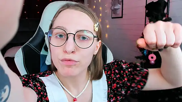 Snapshot of AphexQueen chatting on 20, 12, 2024 AphexQueen online show from 20, 12, 2024