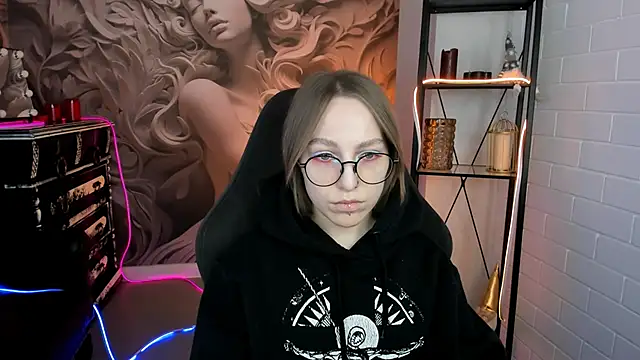 Snapshot of AphexQueen chatting on 2, 2, 2025 AphexQueen online show from 2, 2, 2025