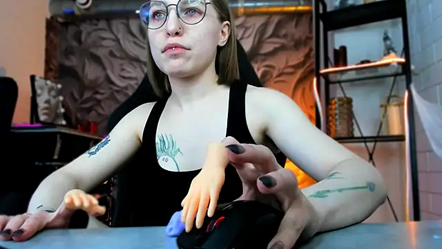 Snapshot of AphexQueen chatting on 3, 2, 2025 AphexQueen online show from 3, 2, 2025