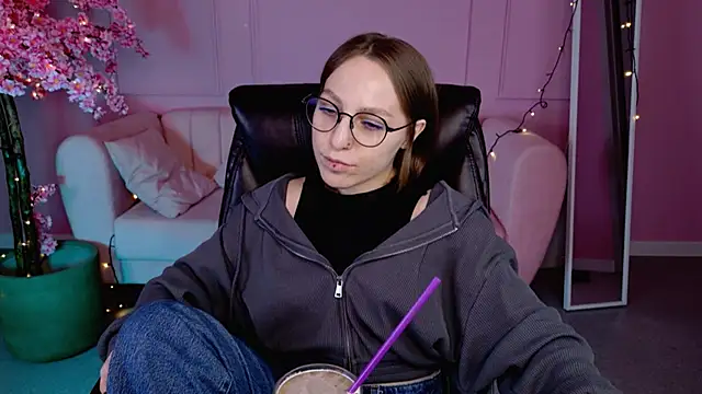 Snapshot of AphexQueen chatting on 28, 2, 2025 AphexQueen online show from 28, 2, 2025