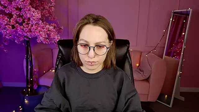 Snapshot of AphexQueen chatting on 7, 3, 2025 AphexQueen online show from 7, 3, 2025