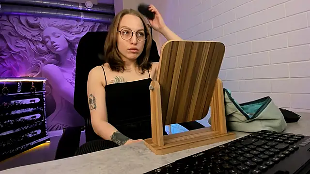 Snapshot of AphexQueen chatting on 2, 11, 2025 AphexQueen online show from 2, 11, 2025