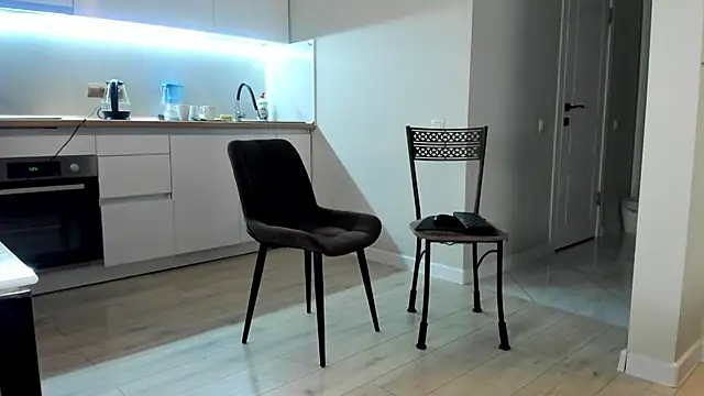 Emma Flin online show from 4, 12, 2025