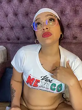 Snapshot of EMILYY_FOXY chatting on 1, 6, 2026 EMILYY FOXY online show from 1, 6, 2026