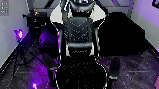 Snapshot of Nahomi-Hill chatting on 4, 2, 2025 Nahomi-Hill online show from 4, 2, 2025