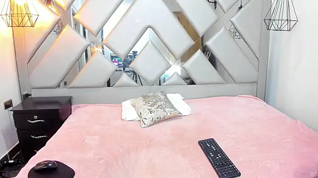 Snapshot of Nahomi-Hill chatting on 19, 12, 2025 Nahomi-Hill online show from 19, 12, 2025