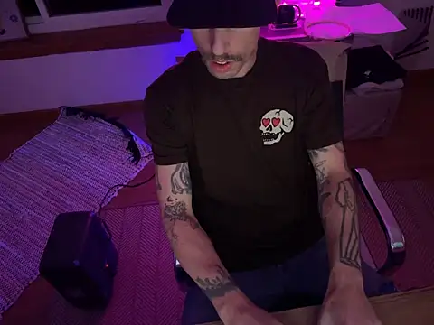 Snapshot of RuffClvb chatting on 20, 11, 2025 RuffClvb online show from 20, 11, 2025