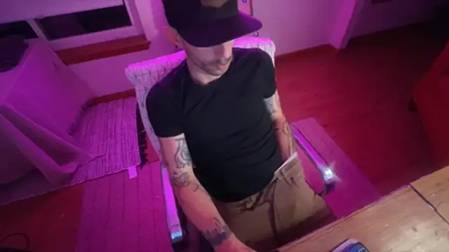 Snapshot of RuffClvb chatting on 23, 12, 2025 RuffClvb online show from 23, 12, 2025